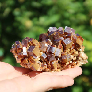Vanadinit - Natürliche Kristallstufe aus Marokko 8x5x5cm - 0,32kg Nr.39 in der Hand.