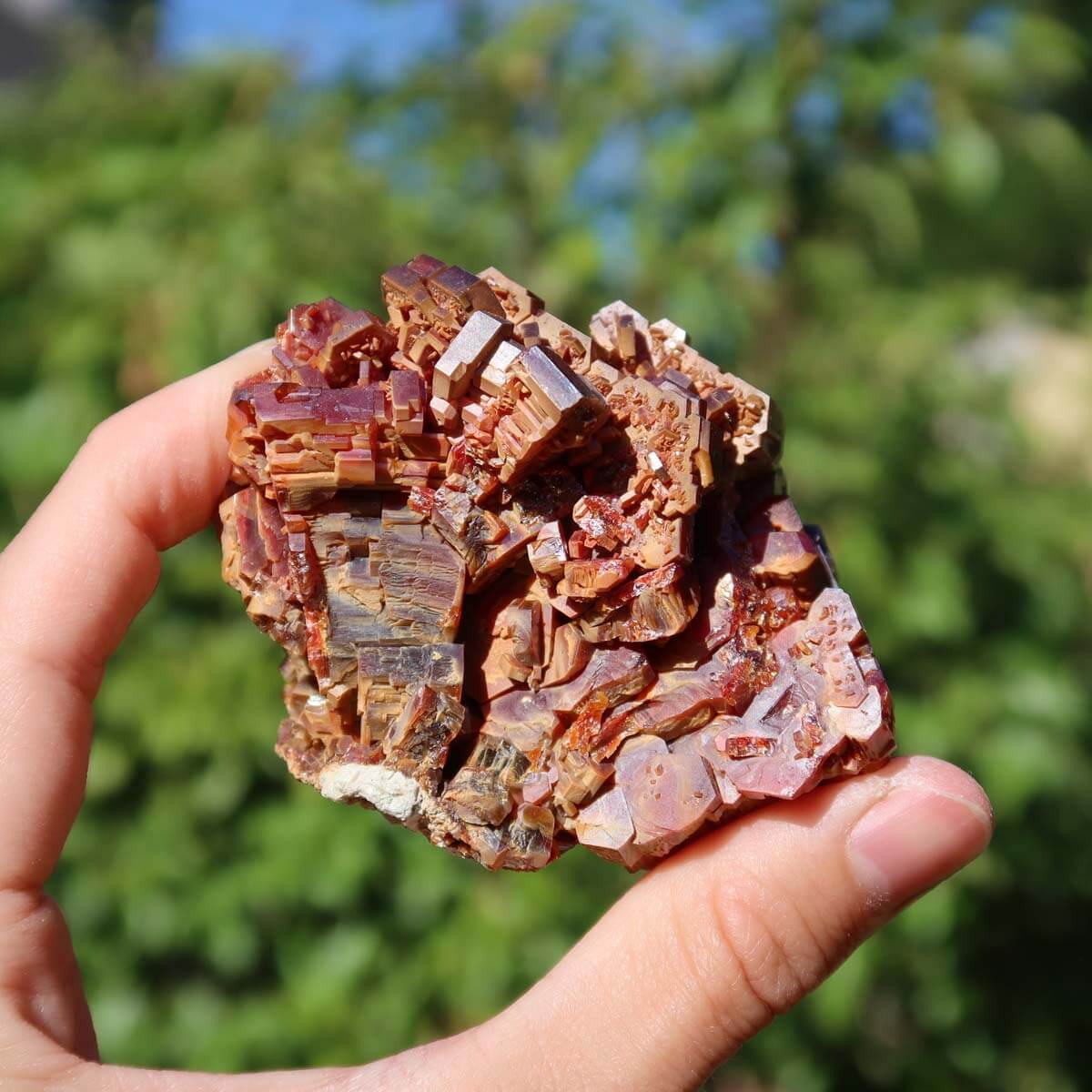 Vanadinit - Natürliche Kristallstufe aus Marokko 7x5x4,5cm - 0,3kg Nr.50 in der Hand gehalten.