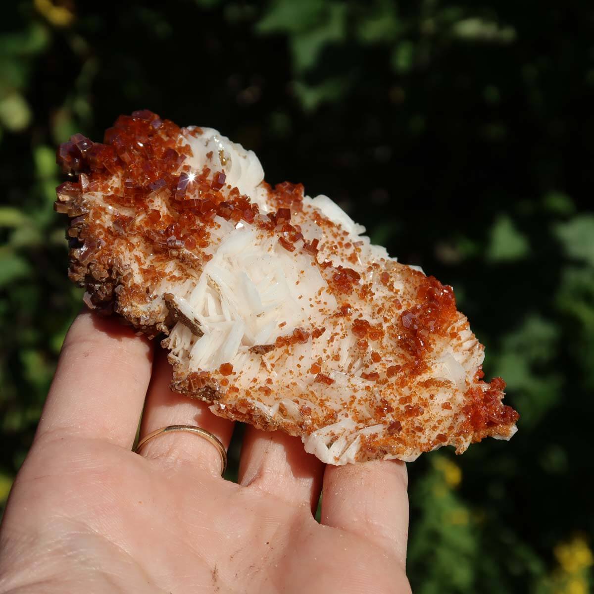Vanadinit auf Baryt - Natürliche Kristallstufe aus Marokko 10x7x3cm - 0,23kg Nr.73, tropfenartiger roter Kristall in Hand
