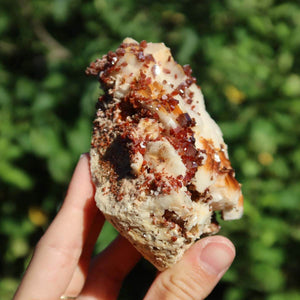 Vanadinit auf Baryt - Natürliche Kristallstufe aus Marokko 8x7x4,5cm - 0,35kg Nr.76, handgehaltenes Mineral mit rot-orangefarbenen Kristallen.