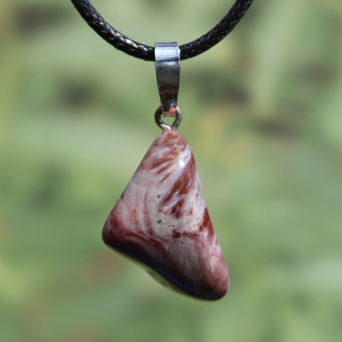 Versteinertes Holz Anhänger - Erdung und Stabilität - UNIKAT Nr. 10, einzigartiges Schmuckstück mit natürlichen Maserungen.