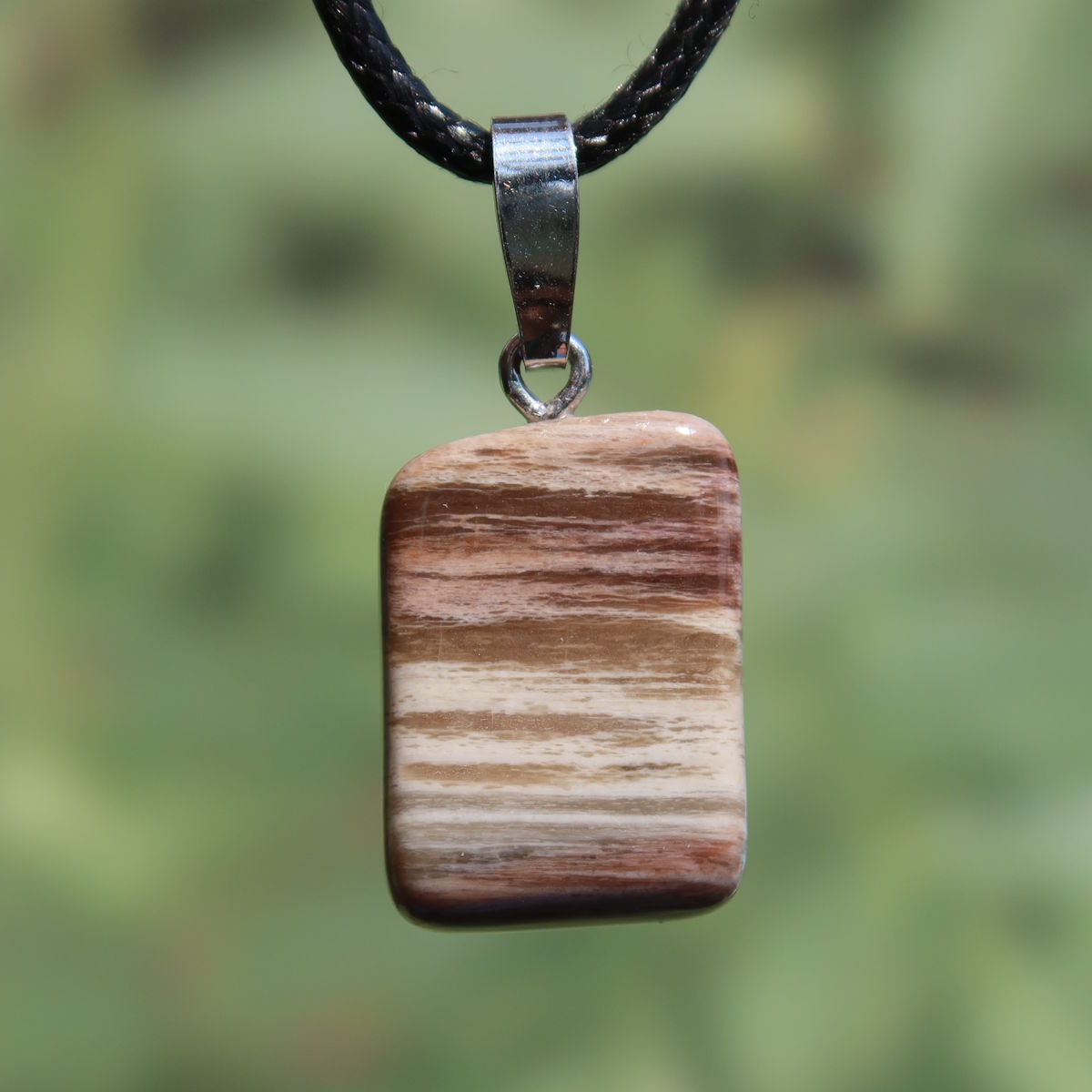 Versteinertes Holz Anhänger - Erdung und Stabilität - UNIKAT Nr. 11, edles Schmuckstück aus versteinertem Holz mit einzigartiger Maserung