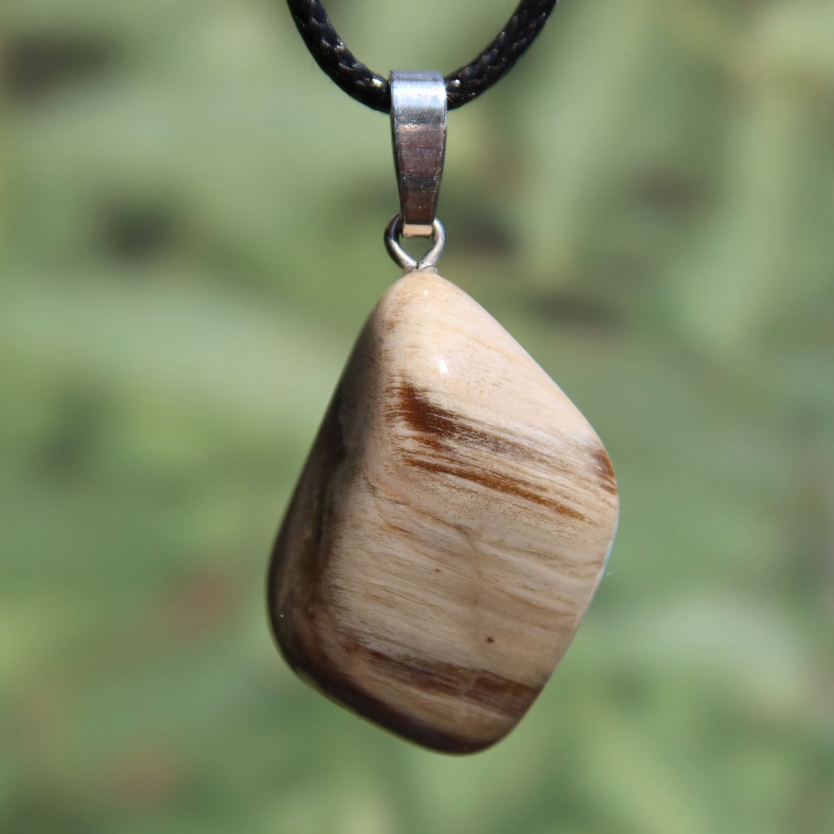 Versteinertes Holz Anhänger - Erdung und Stabilität - UNIKAT Nr. 12, einzigartiges Schmuckstück aus Natur, warmen Brauntönen, zeitloses Design