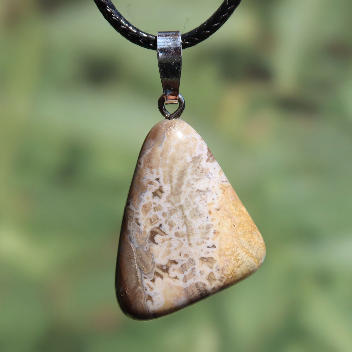 Versteinertes Holz Anhänger - Erdung und Stabilität - UNIKAT Nr. 14, einzigartiger Schmuck mit natürlicher Maserung.