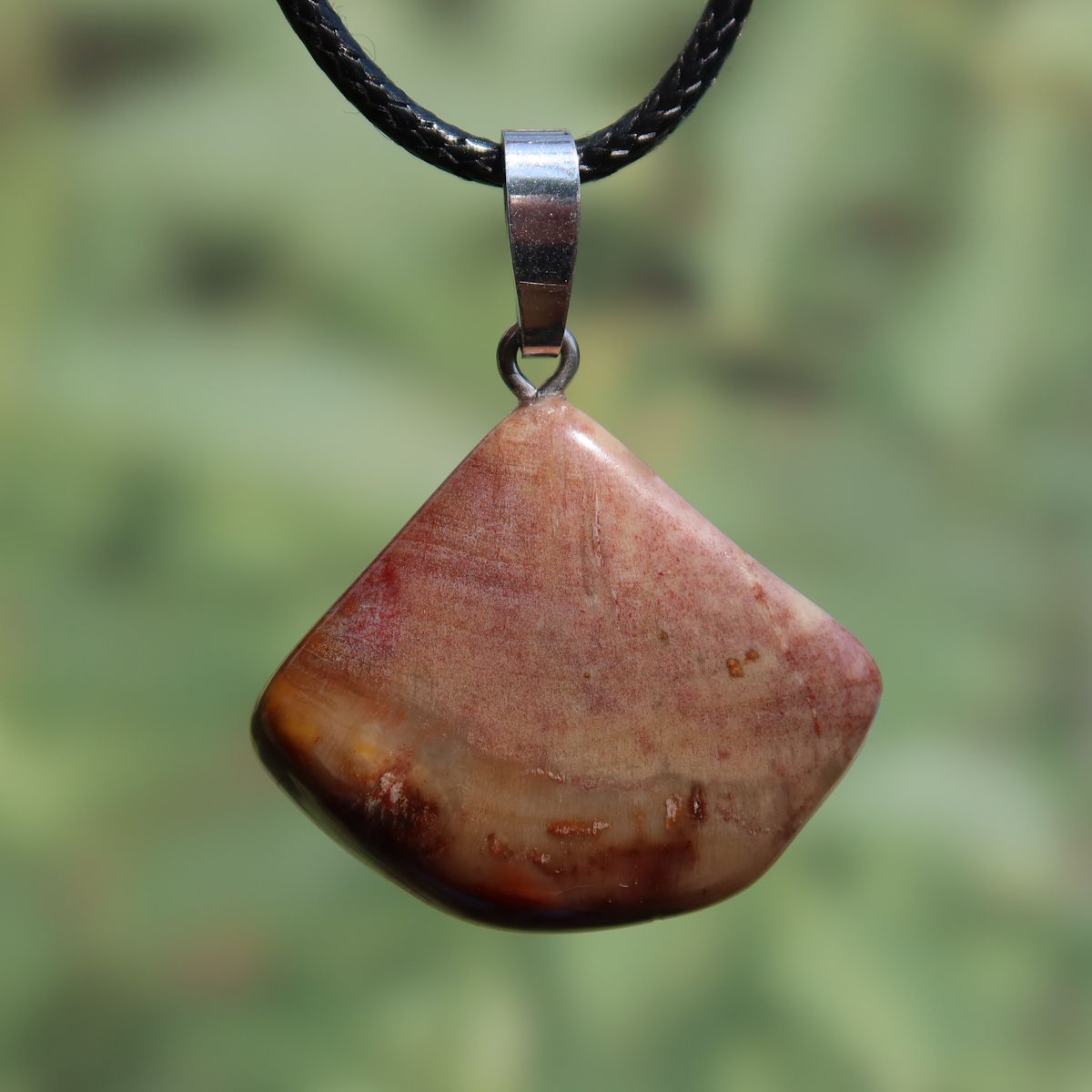 Versteinertes Holz Anhänger - Erdung und Stabilität - UNIKAT Nr. 15, einzigartiges Naturwunder mit charakteristischen Maserungen.