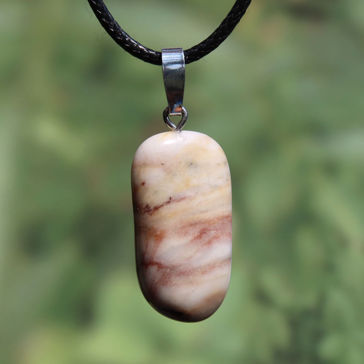 Versteinertes Holz Anhänger - Erdung und Stabilität - UNIKAT Nr. 2, einzigartiger Naturstein-Schmuck mit charakteristischen Maserungen.