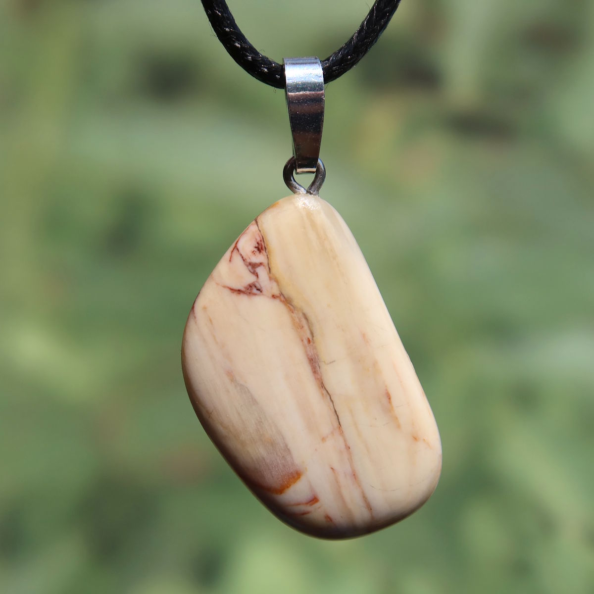 Versteinertes Holz Anhänger - Erdung und Stabilität - UNIKAT Nr. 3, ein einzigartiges, natürliches Schmuckstück mit charakteristischen Maserungen.