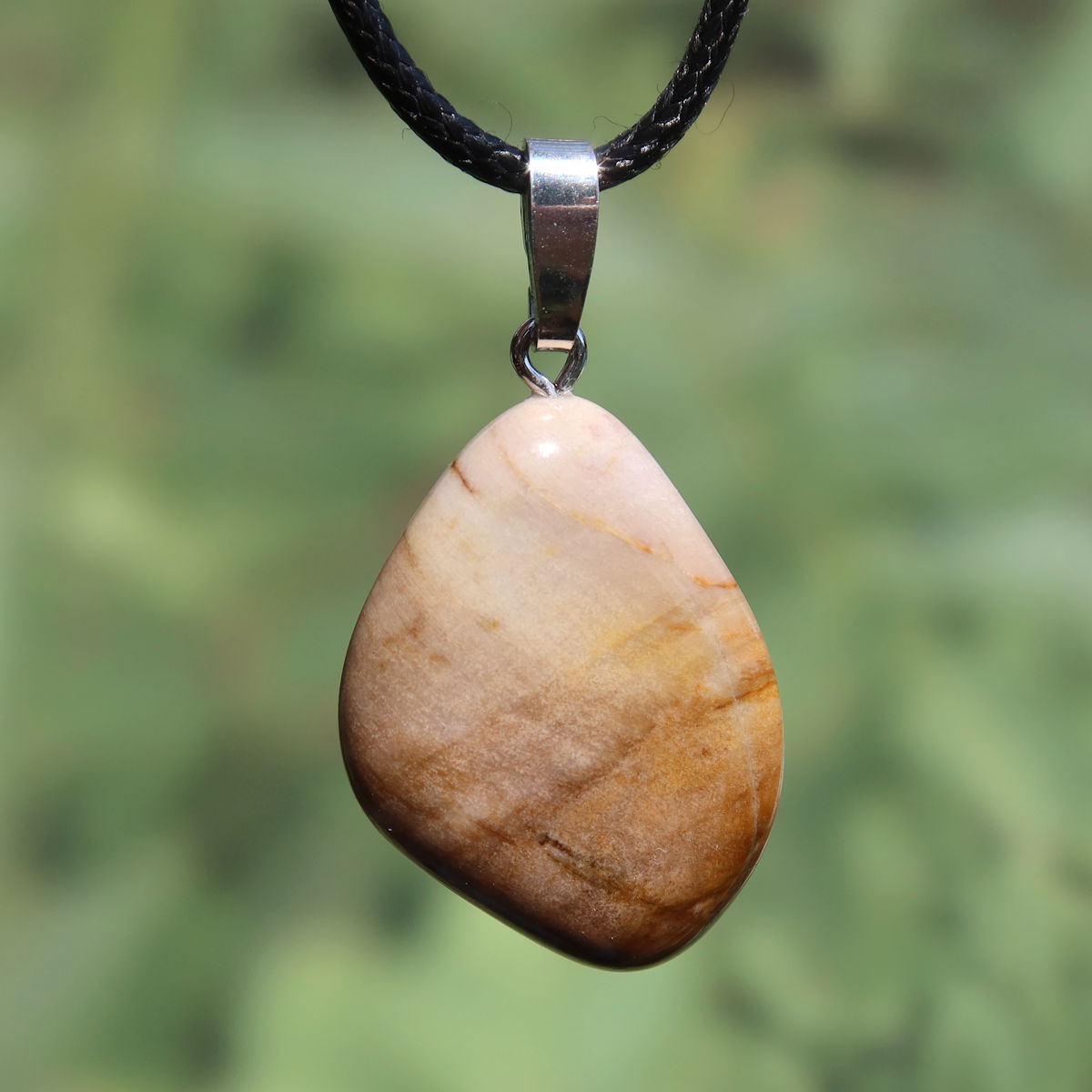 Versteinertes Holz Anhänger - Erdung und Stabilität - UNIKAT Nr. 4 mit natürlichen Brauntönen auf dunkler Kordel