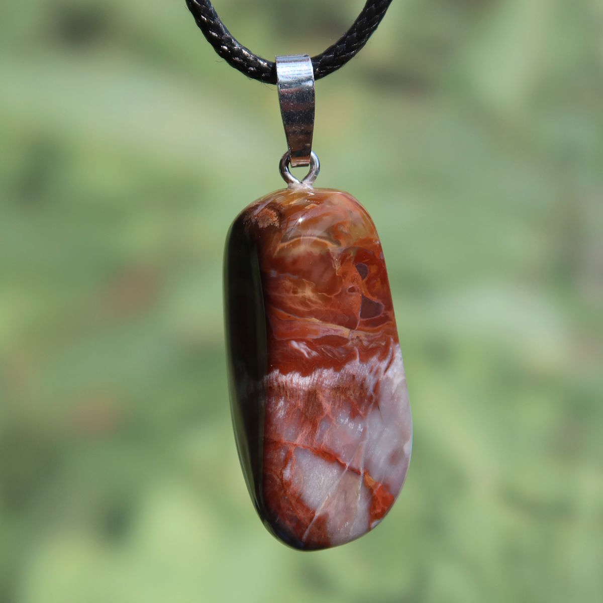 Versteinertes Holz Anhänger - Erdung und Stabilität - UNIKAT Nr. 5, einzigartiges Schmuckstück mit natürlichen Brauntönen und Maserungen.