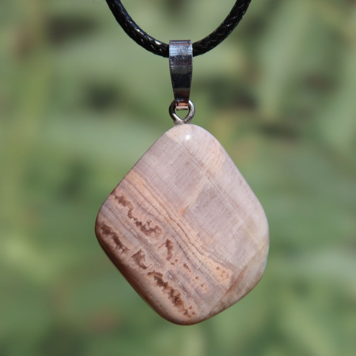 Versteinertes Holz Anhänger - Erdung und Stabilität - UNIKAT Nr. 6, einzigartiges Naturwunder mit charakteristischer Maserung.