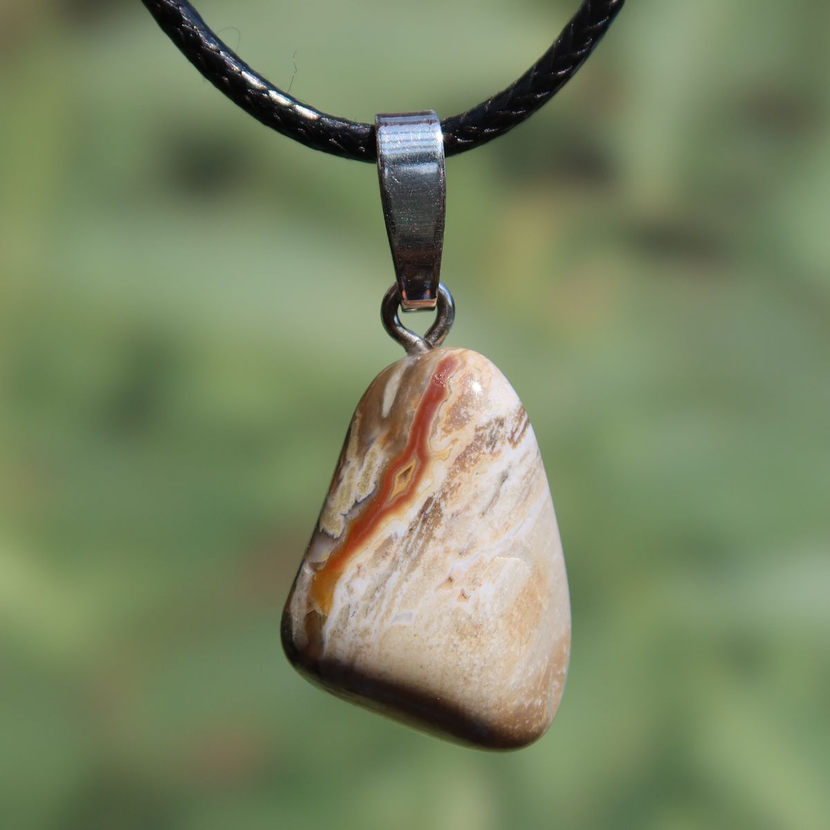 Versteinertes Holz Anhänger - Erdung und Stabilität - UNIKAT Nr. 7, einzigartiger Naturwunder-Schmuck mit charakteristischen Maserungen.