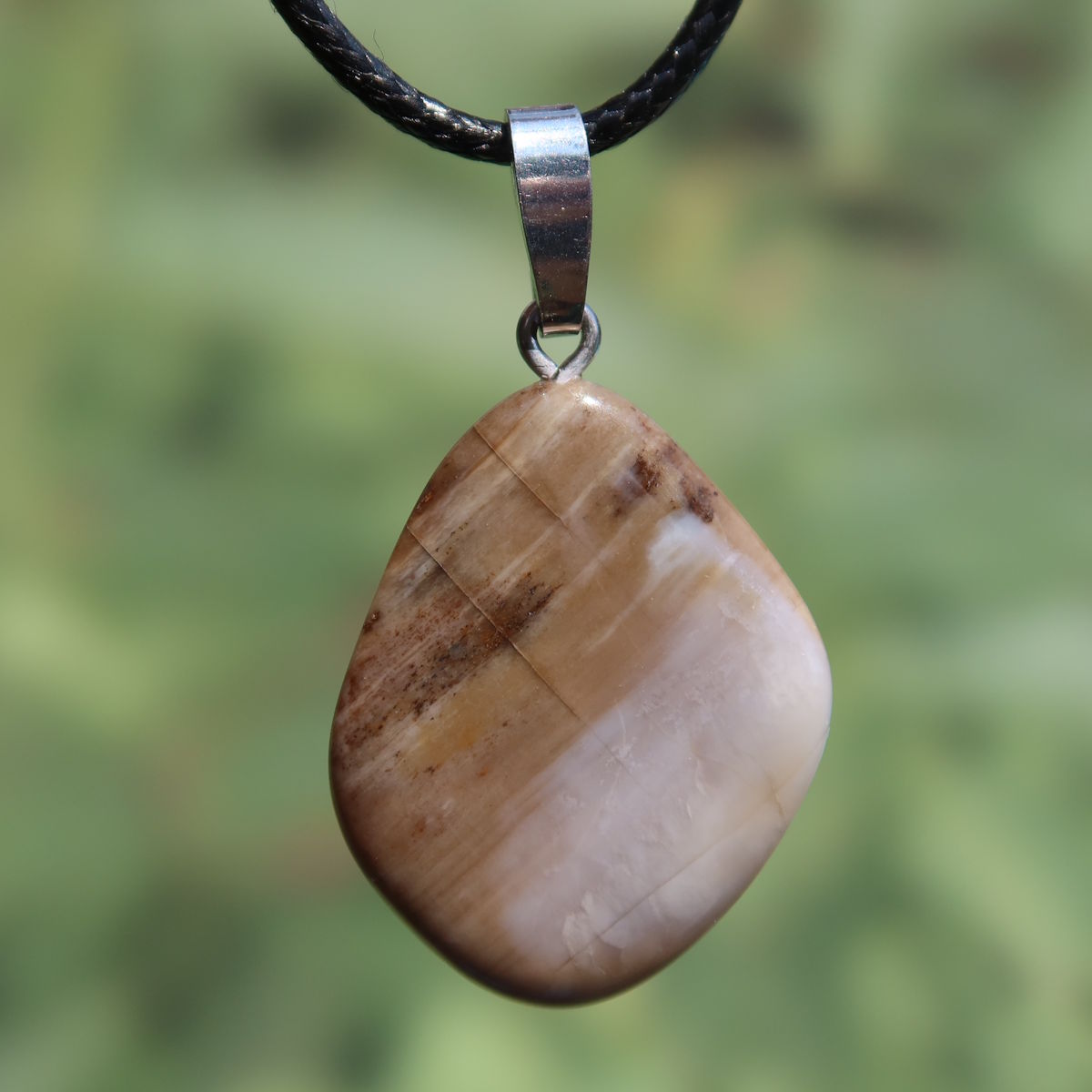 Versteinertes Holz Anhänger - Erdung und Stabilität - UNIKAT Nr. 8 in warmen Brauntönen.