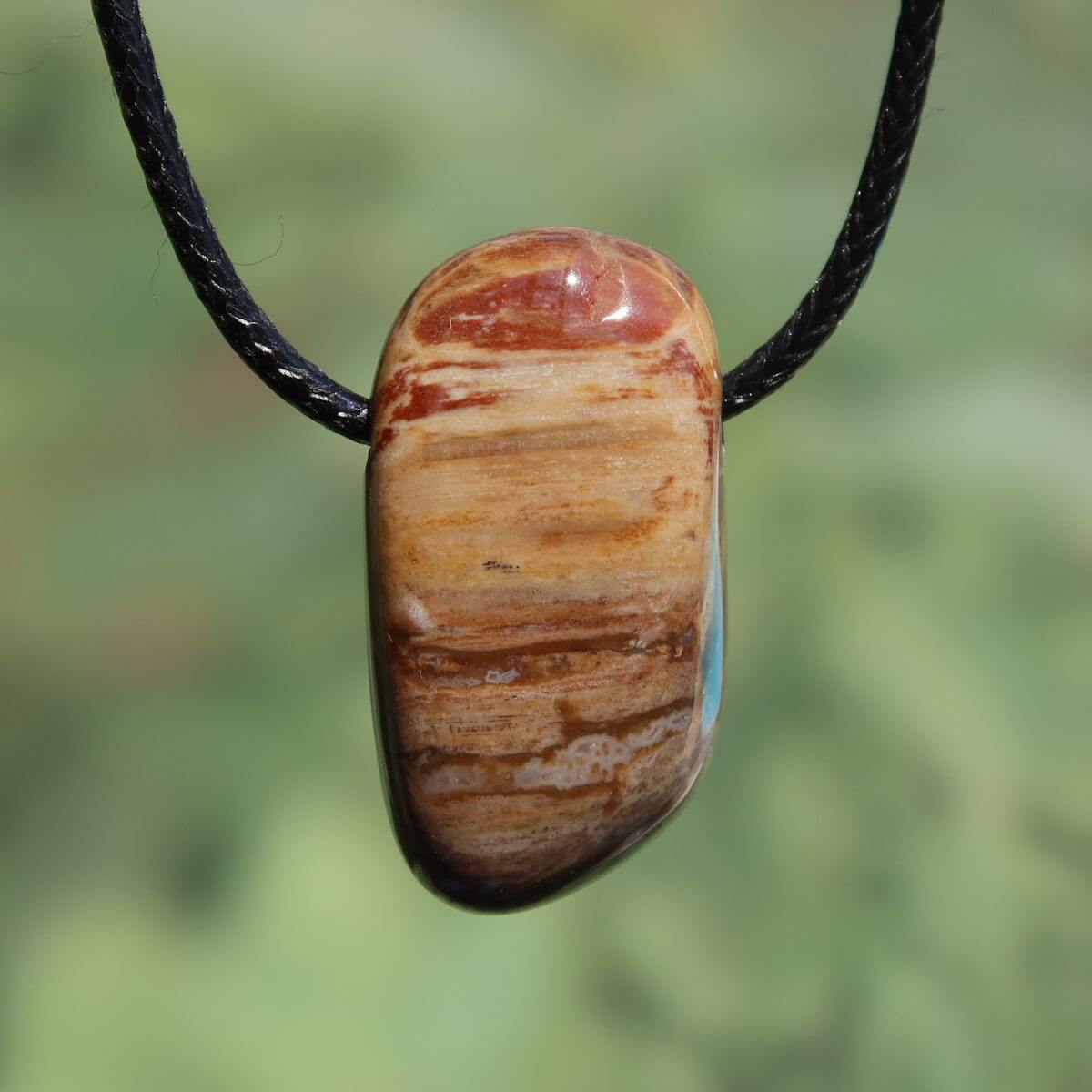 Versteinertes Holz gebohrt- Erdung und Stabilität - UNIKAT Nr. 11, einzigartiger Anhänger aus versteinertem Holz mit Maserungen, Naturwunder