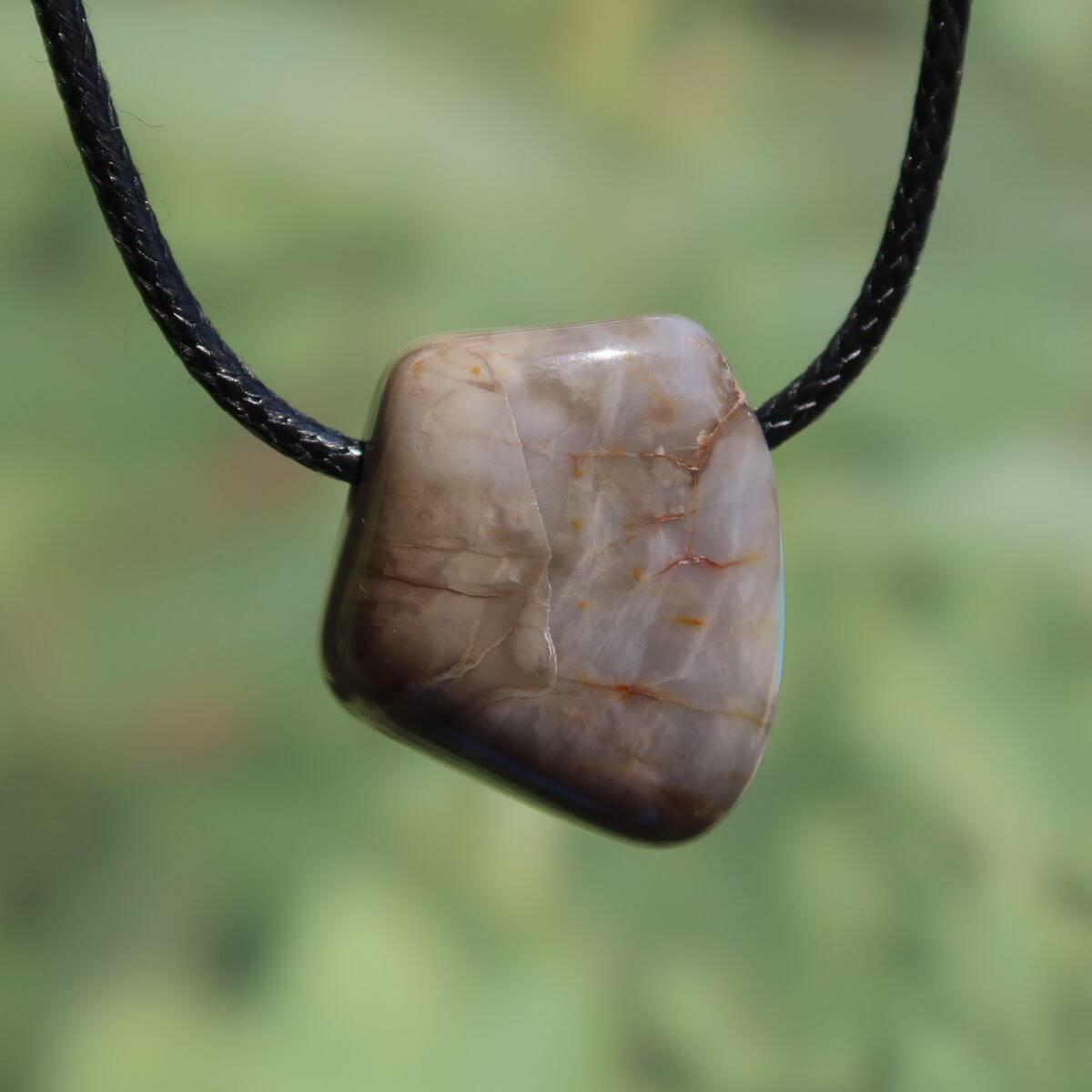 Versteinertes Holz gebohrt- Erdung und Stabilität - UNIKAT Nr. 14 Anhänger in Brauntönen