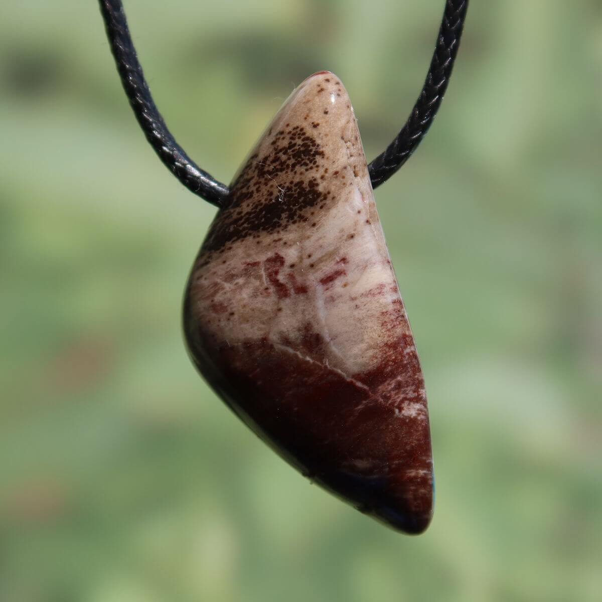 Versteinertes Holz gebohrt- Erdung und Stabilität - UNIKAT Nr. 15 Anhänger in Naturfarben auf schwarzer Kordel