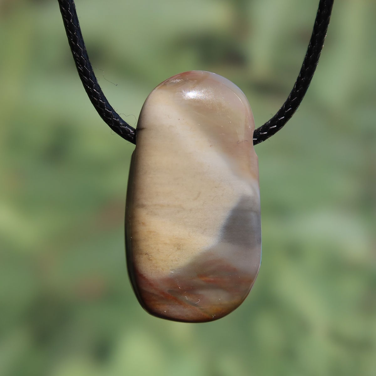 Versteinertes Holz gebohrt- Erdung und Stabilität - UNIKAT Nr. 1 Anhänger mit natürlicher Maserung