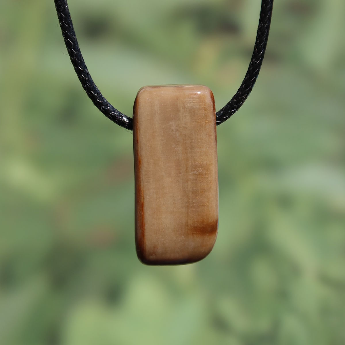 Versteinertes Holz gebohrt- Erdung und Stabilität - UNIKAT Nr. 2 Anhänger mit natürlicher Maserung