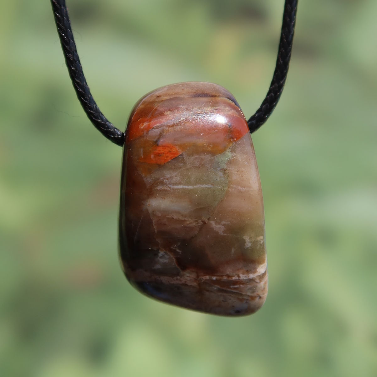 Versteinertes Holz gebohrt- Erdung und Stabilität - UNIKAT Nr. 4, einzigartiger Anhänger aus Naturwunder mit charakteristischer Maserung.