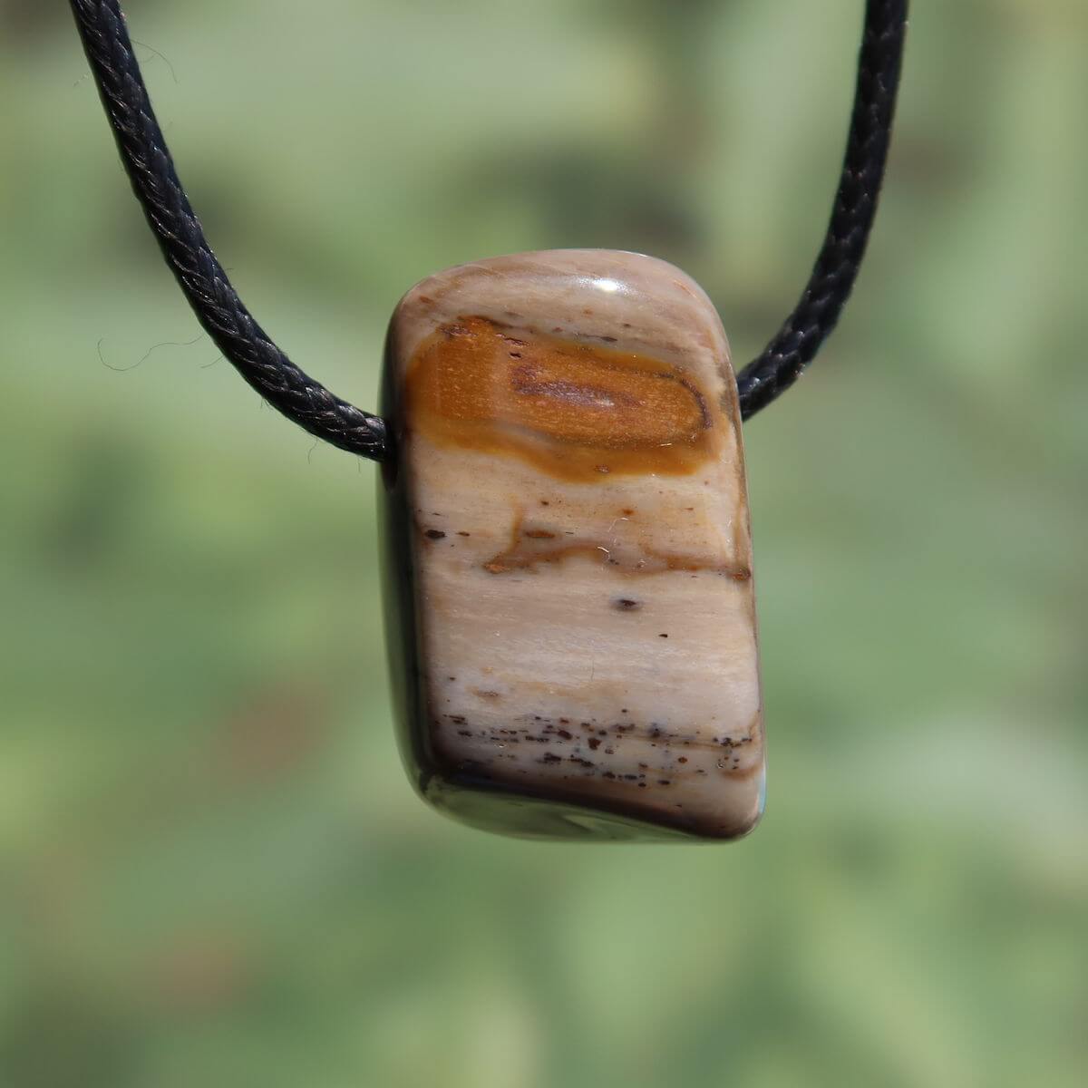 Versteinertes Holz gebohrt- Erdung und Stabilität - UNIKAT Nr. 8 Anhänger aus versteinertem Holz mit natürlichen Maserungen und Farben.