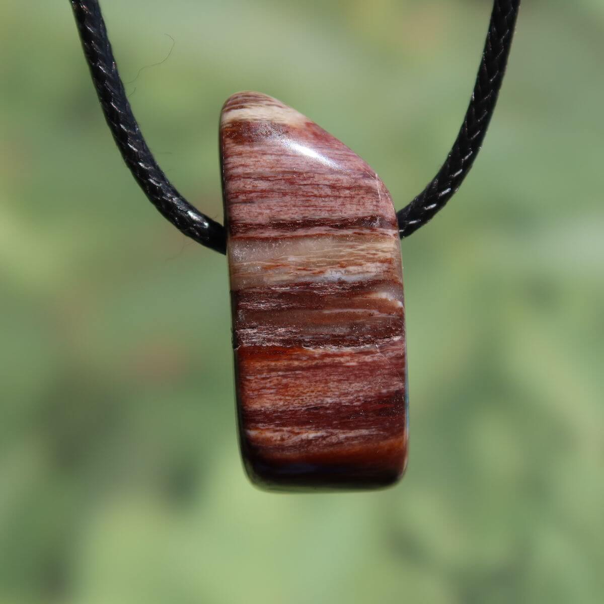 Versteinertes Holz gebohrt- Erdung und Stabilität - UNIKAT Nr. 9, natürlicher Anhänger mit charakteristischen Maserungen