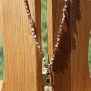 Achat mit Bergkristall und Rauchquarz geknüpfte Kette auf Holzständer, moderne Schmuckdesign.