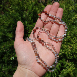 Achat mit Bergkristall und Rauchquarz Kette in Hand, für Schutz und Gelassenheit - Nr. 38