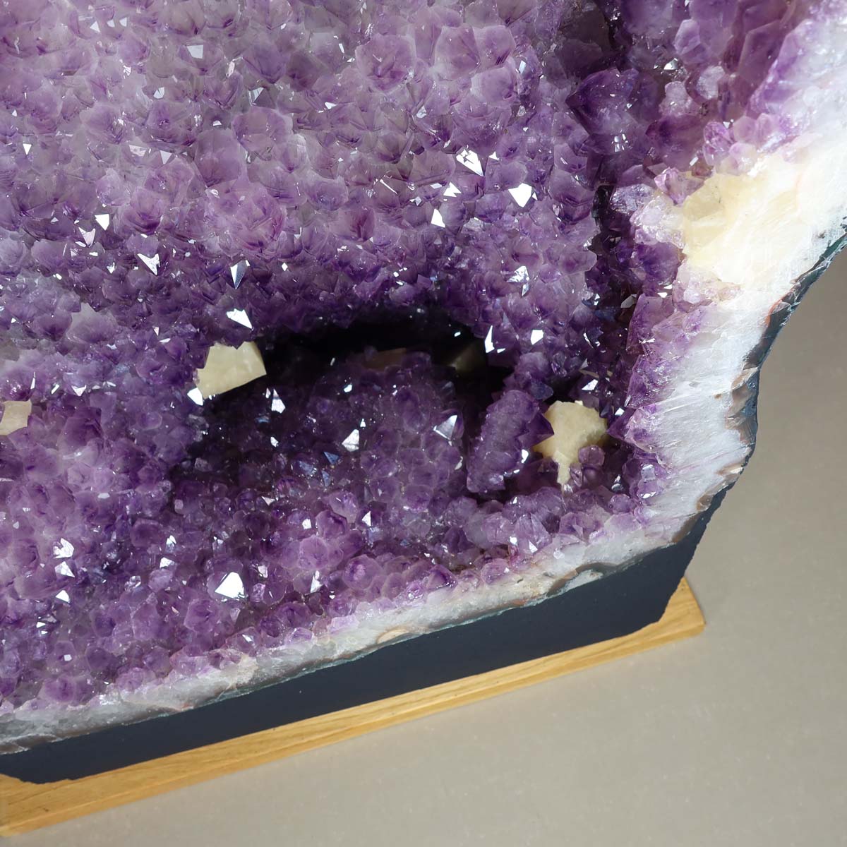Amethyst Druse – Geode - 35x56x29cm und 61kg – Steinwelten OG - Nr. 489, unique purple crystal formation for interior decor.