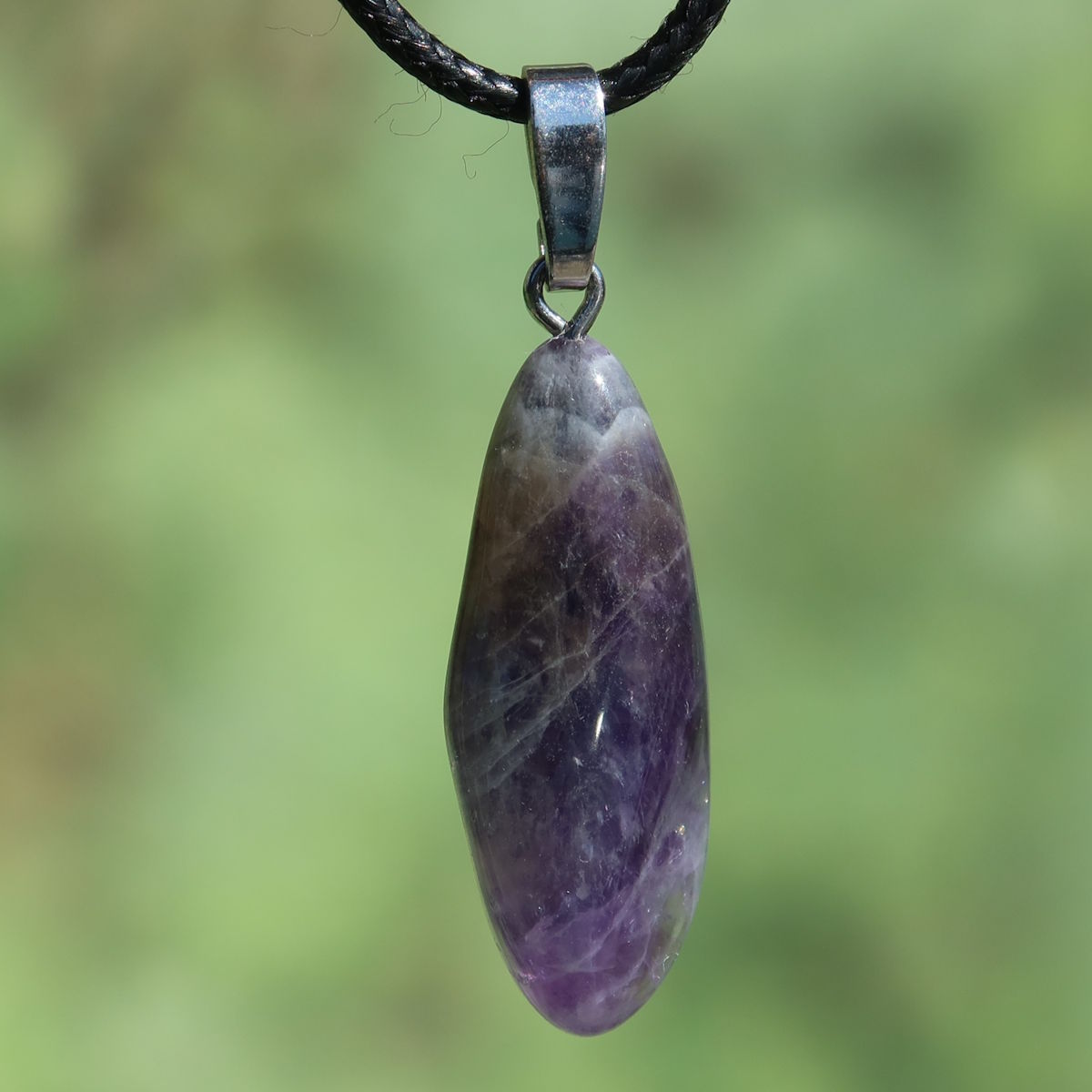 Amethyst Anhänger - Schutz und Spiritualität - UNIKAT Nr. 1 mit einzigartigem farbigen Stein, perfekt für jeden Look.