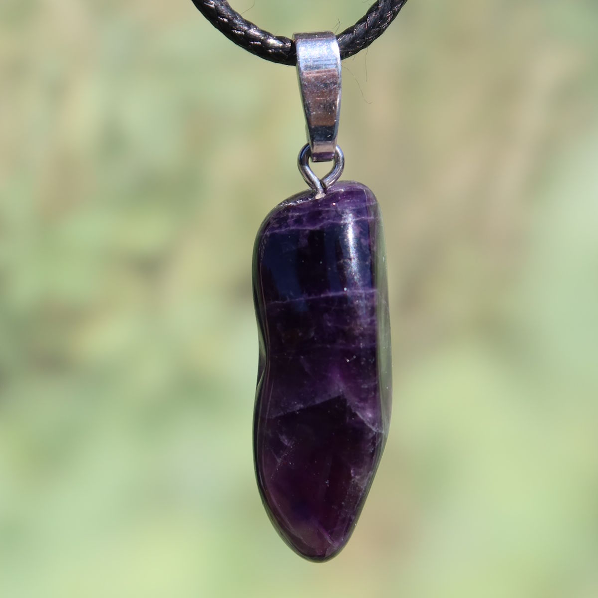 Amethyst Anhänger - Schutz und Spiritualität - UNIKAT Nr. 25 - satter violetter Stein an einer Silberöse