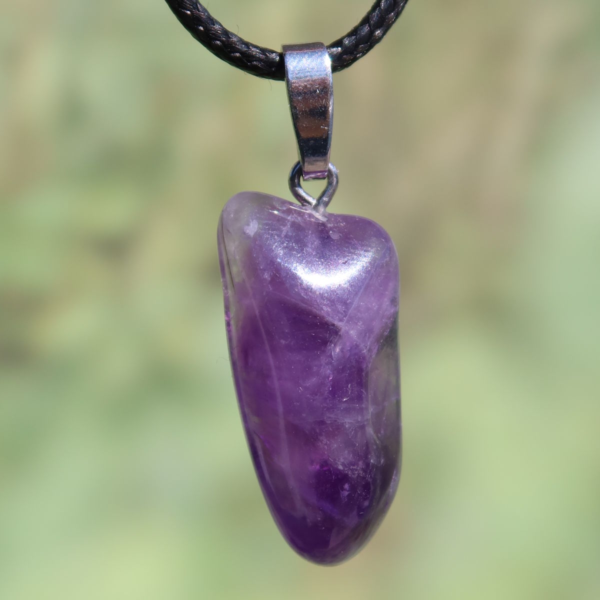 Amethyst Anhänger - Schutz und Spiritualität - UNIKAT Nr. 13 an schwarzem Halsband, leuchtend lila mit Silberöse.