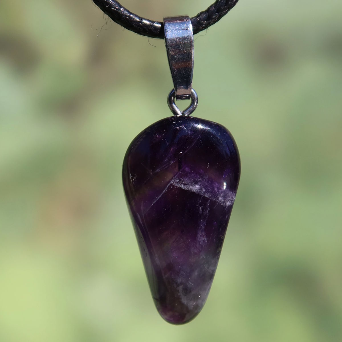 Amethyst Anhänger - Schutz und Spiritualität - UNIKAT Nr. 10, einzigartiger Kristallanhänger mit dunklen Nuancen.