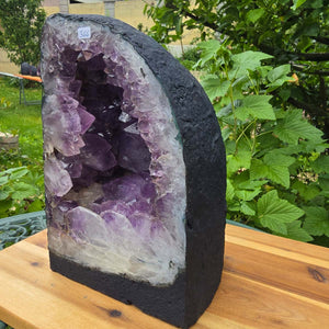 Amethyst Druse – Geode - 25x16x16cm und 10kg – Steinwelten OG - Nr. 366 mit leuchtenden Kristallen auf Holzuntergrund