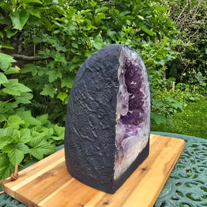 Amethyst Druse – Geode - 25x16x16cm und 10kg – Steinwelten OG - Nr. 366 in natürlicher Umgebung