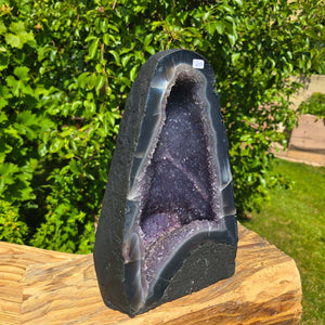 Amethyst Druse – Geode - 29x18x14cm und 8,1kg – Steinwelten OG - Nr. 310, elegant decor piece showcased outdoors