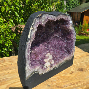 Amethyst Druse – Geode - 30x30x18cm und 18,8kg – Steinwelten OG - Nr. 350 displayed on a wooden surface outdoors