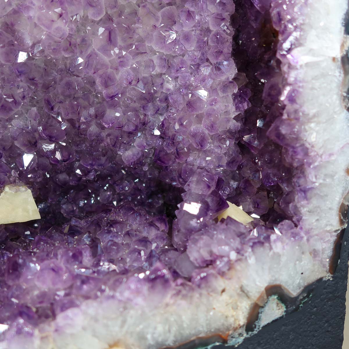 Amethyst Druse – Geode - 35x56x29cm und 61kg – Steinwelten OG - Nr. 489, unique gemstone interior decoration for stylish spaces.