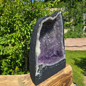 Stunning Amethyst Druse – Geode - 40x27x18cm und 17kg – Steinwelten OG - Nr. 332 displayed outdoors
