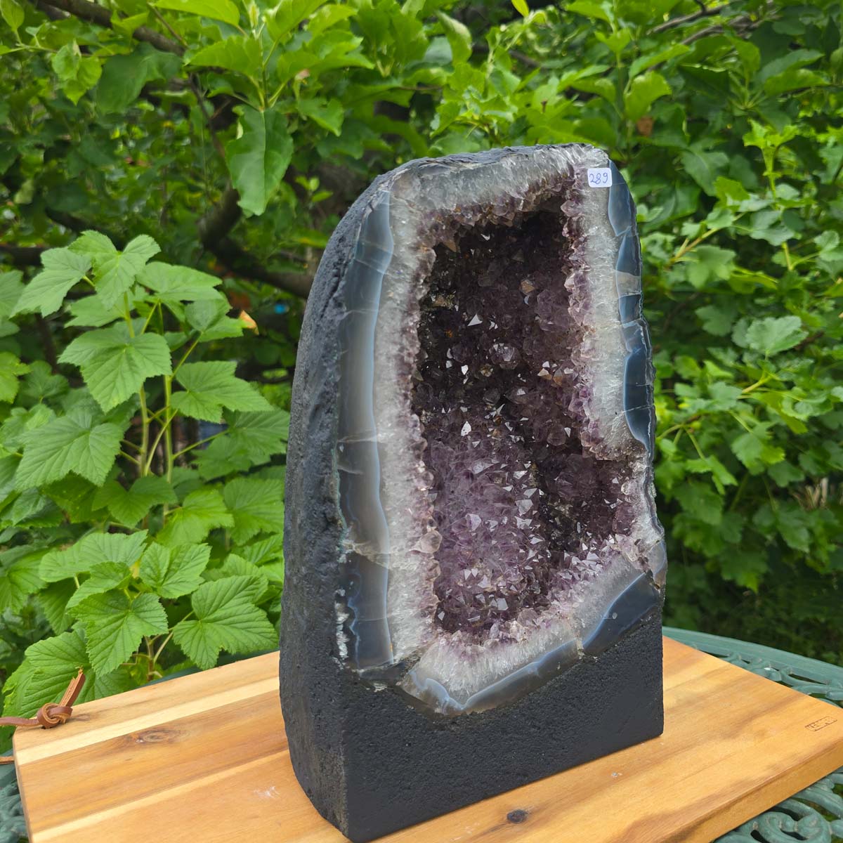 Amethyst Druse – Geode - 29x18x15cm und 11kg – Steinwelten OG - Nr. 289 auf einem Holzuntergrund.