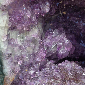 Amethyst Druse – Geode – Harmonie a Relaxatioun - 40x23x24cm - Nr. 138
