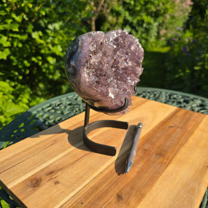 Amethyst Druse Amethyst Geode in Herzform mit Metallsockel 18x17x9cm - NR-35 auf einem Holzuntergrund.
