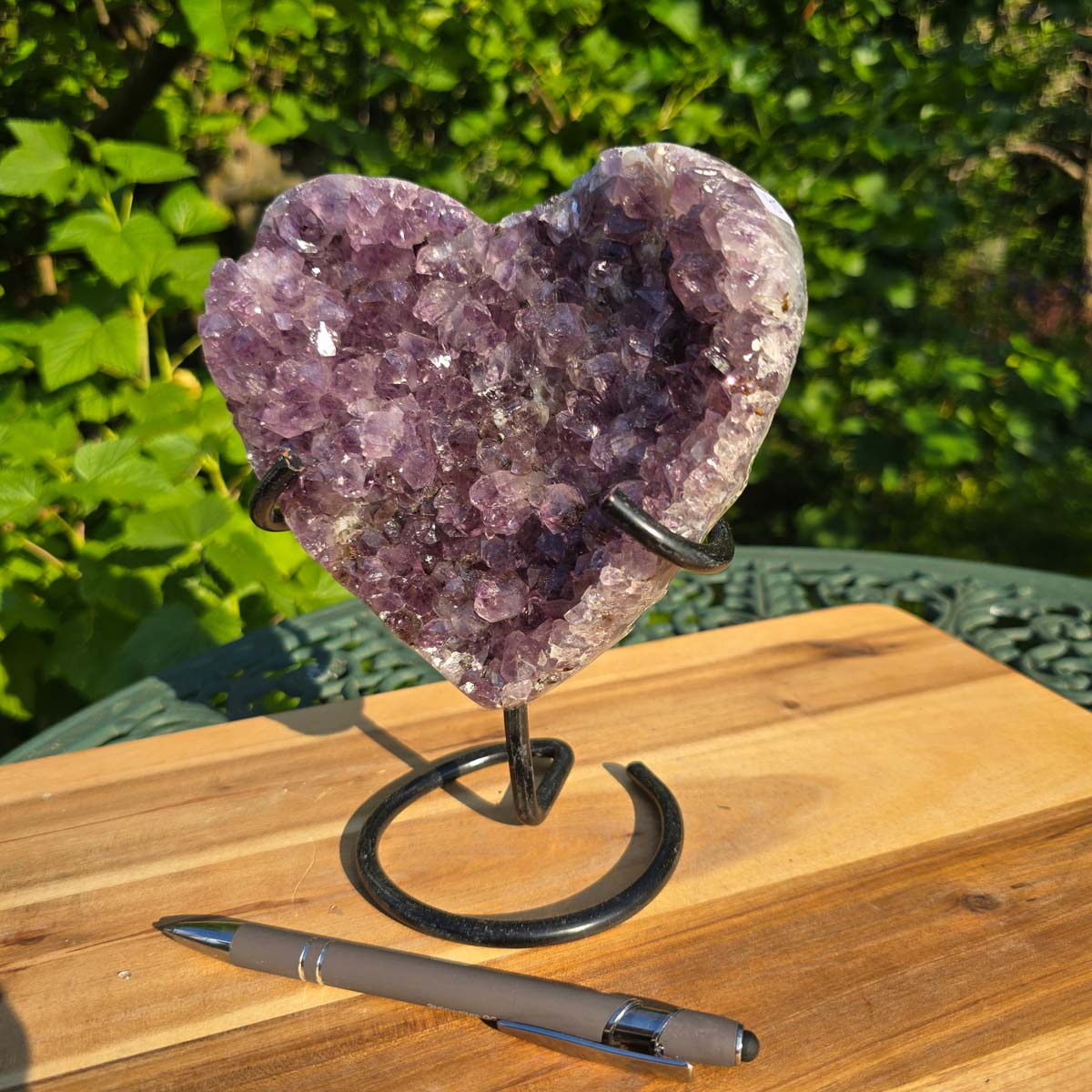 Amethyst Druse Amethyst Geode in Herzform mit Metallsockel 18x16x10cm - NR-45 auf Holzoberfläche mit Stift
