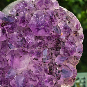 Amethyst Druse Amethyst Geode in Herzform mit Metallsockel 23x19x12cm - NR-18, funkelnde tiefviolette Kristalle.