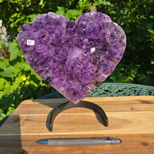 Amethyst Druse Amethyst Geode in Herzform mit Metallsockel 23x19x12cm - NR-18 in lila mit Halterung auf Holzuntergrund