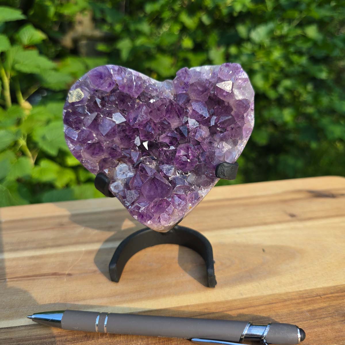 Amethyst Druse Amethyst Geode in Herzform mit Metallsockel 13x11x7cm - NR-51 auf stabiler Halterung, funkelt in lila Farbtönen.