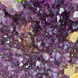 Amethyst Druse Amethyst Geode in Herzform mit Metallsockel 33x29x13cm - NR-17, detailierte Ansicht von funkelnden Amethyst-Kristallen.