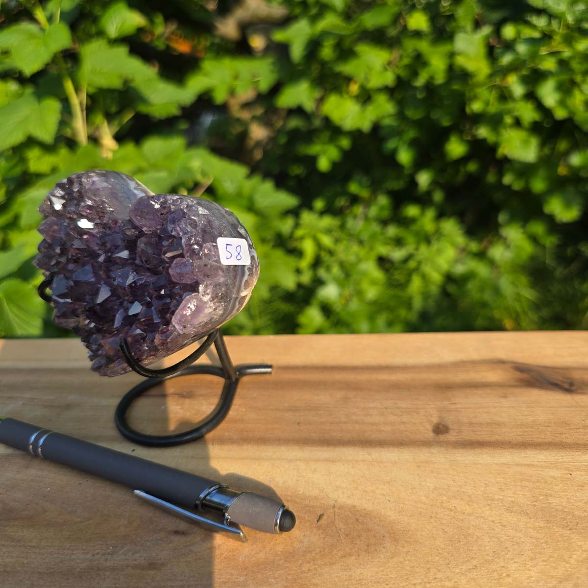 Amethyst Druse Amethyst Geode in Herzform mit Metallsockel 10x9x7cm - NR-58 auf Holzunterlage
