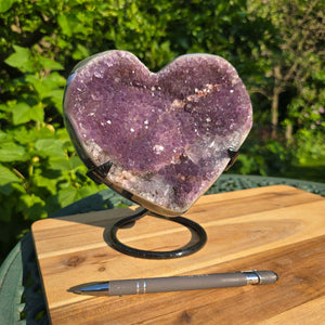 Amethyst Druse Amethyst Geode in Herzform mit Metallsockel 18x17x13cm - NR-31 auf Holztisch