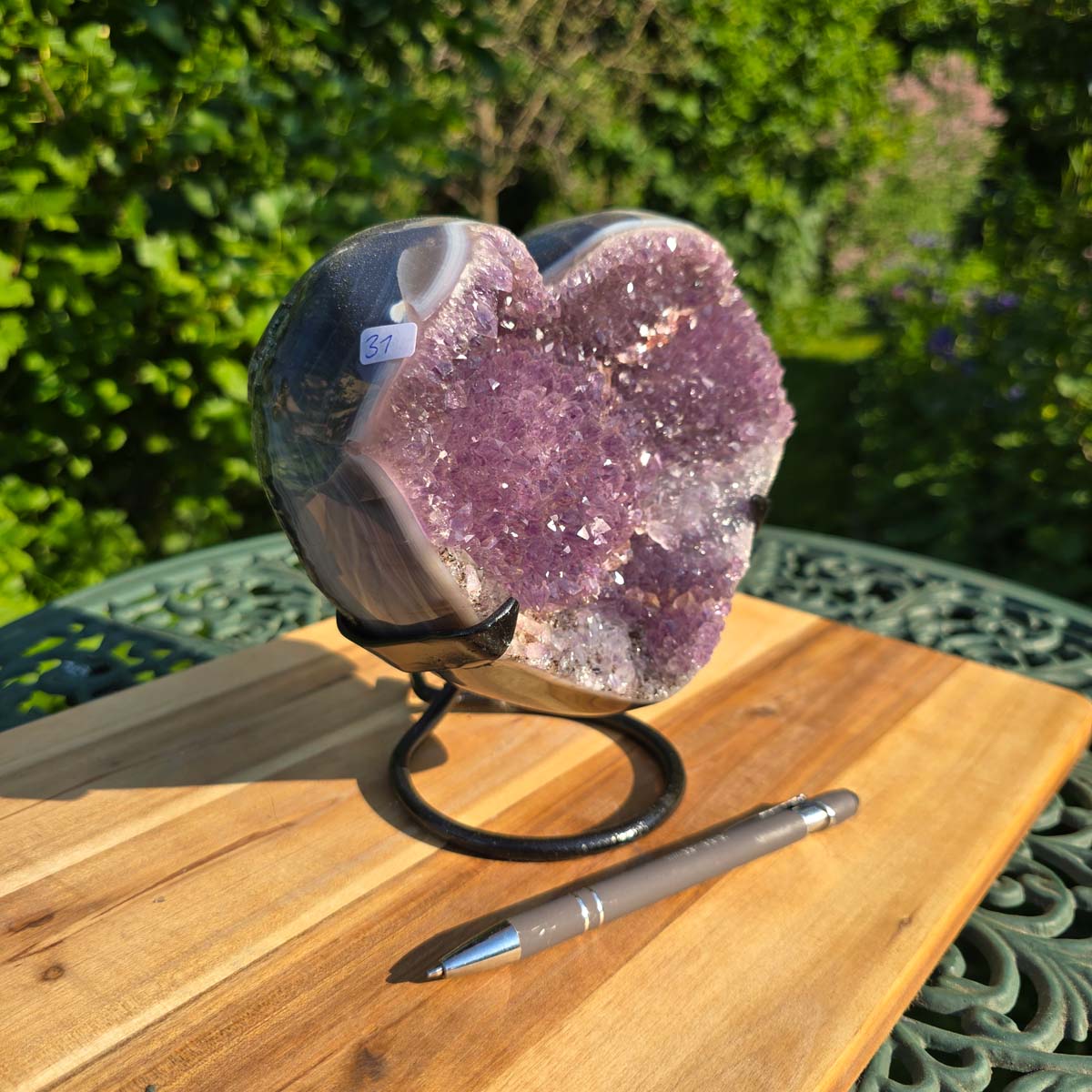 Amethyst Druse Amethyst Geode in Herzform mit Metallsockel 18x17x13cm - NR-31 auf Holztisch