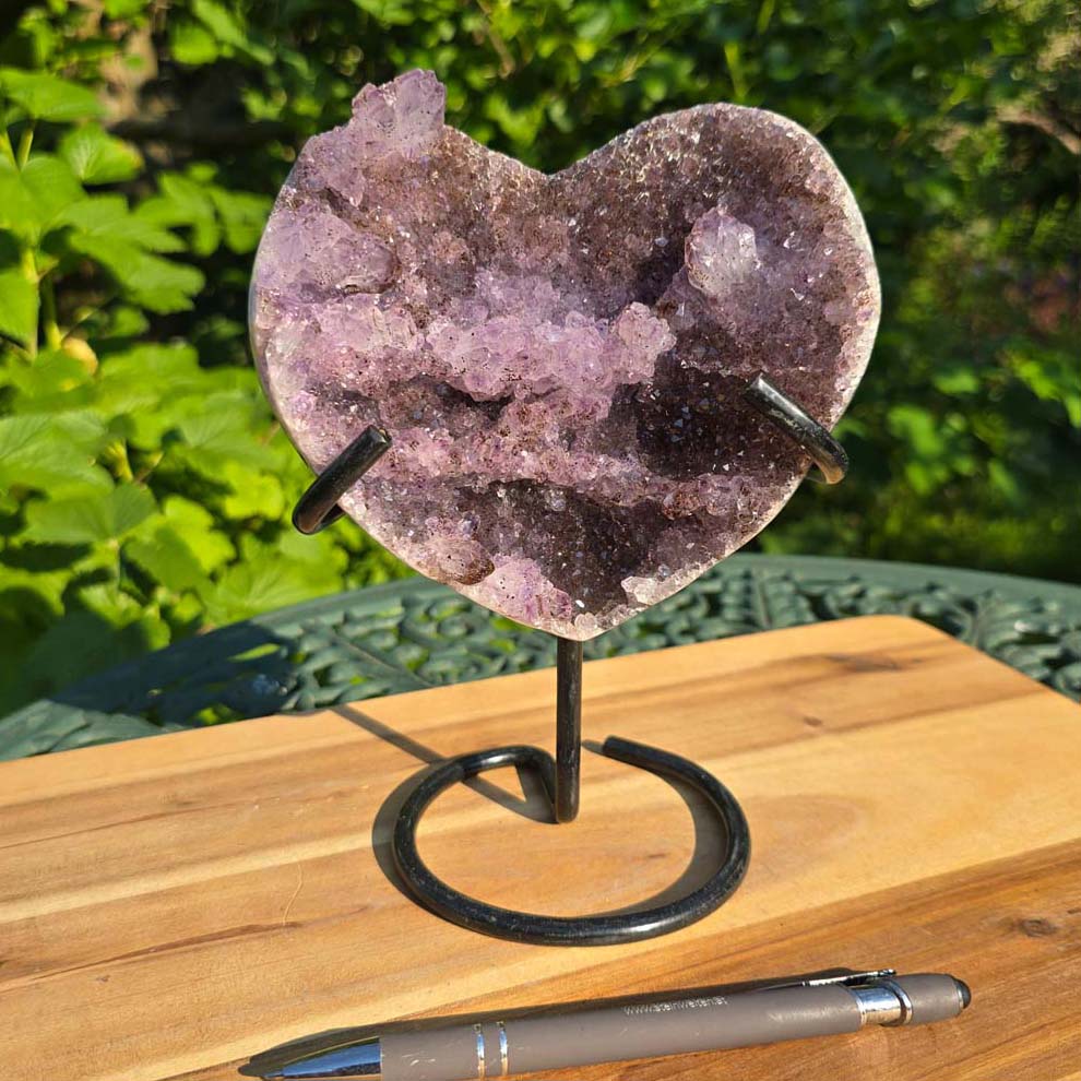 Amethyst Druse Amethyst Geode in Herzform mit Metallsockel 19x15x10cm - NR-34, präsentiert auf einem stabilen Halter.