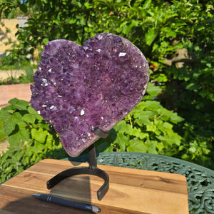 Amethyst Druse Amethyst Geode in Herzform mit Metallsockel 31x28x12cm - NR-24 auf Holzunterlage im Garten